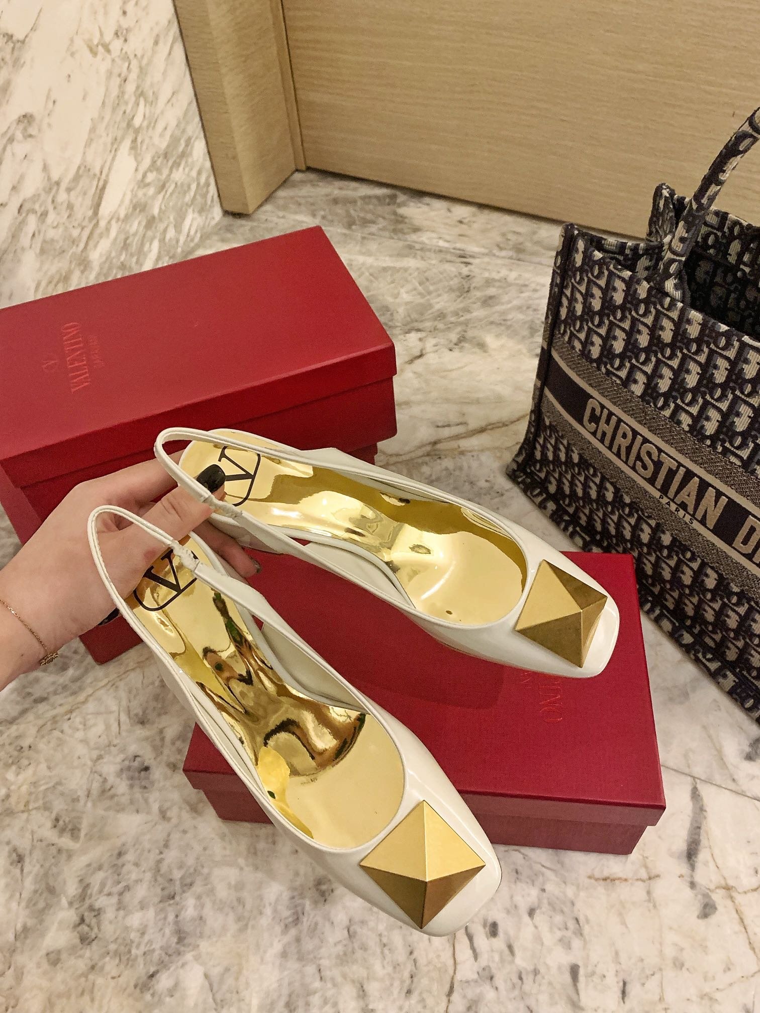 Va1e*ntin0 One Stud Patent-Leather Slingback Pump White