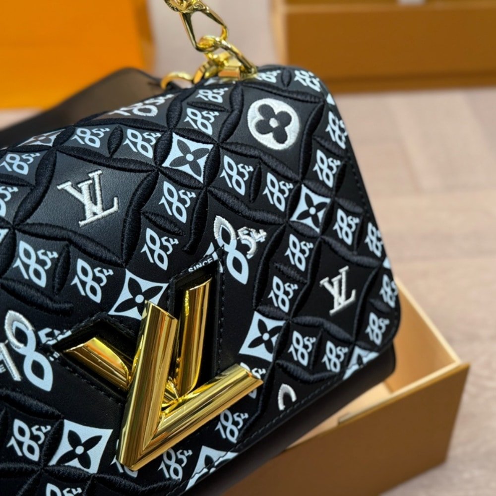 L0vis Vvtt0n Twist MM Monogram Jacquard Black 23Cm