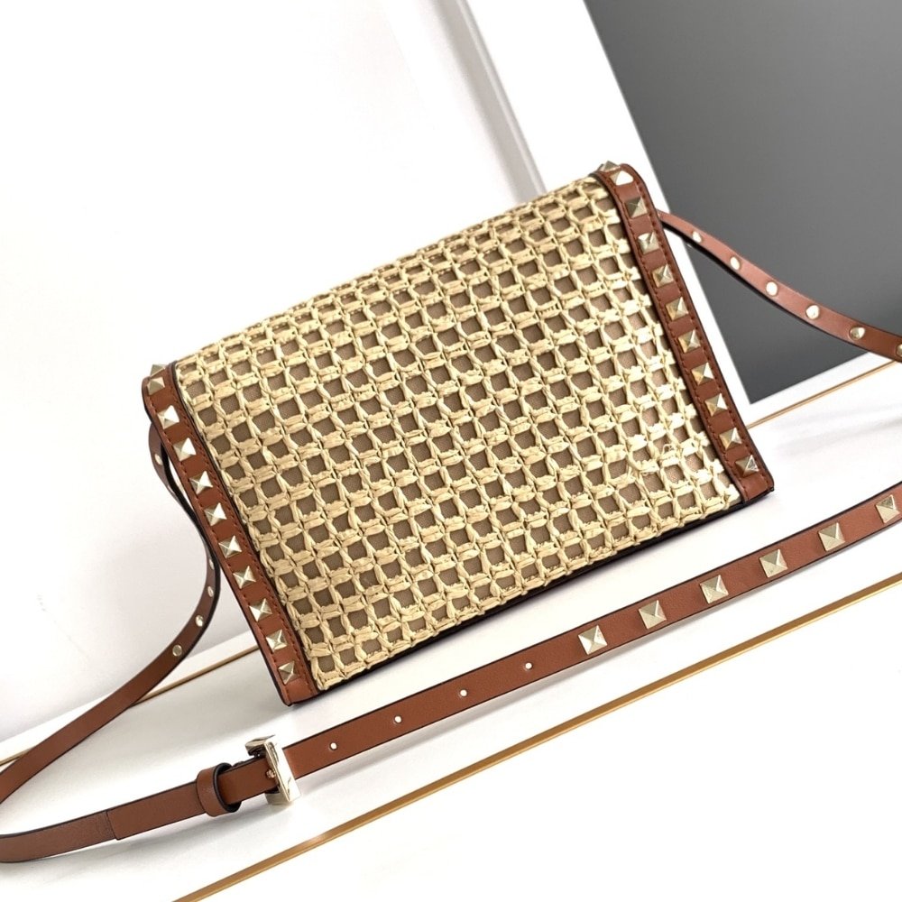 Va1e*ntin0 Garavani Rockstud Small Raffia Shoulder Bag Natural 22Cm