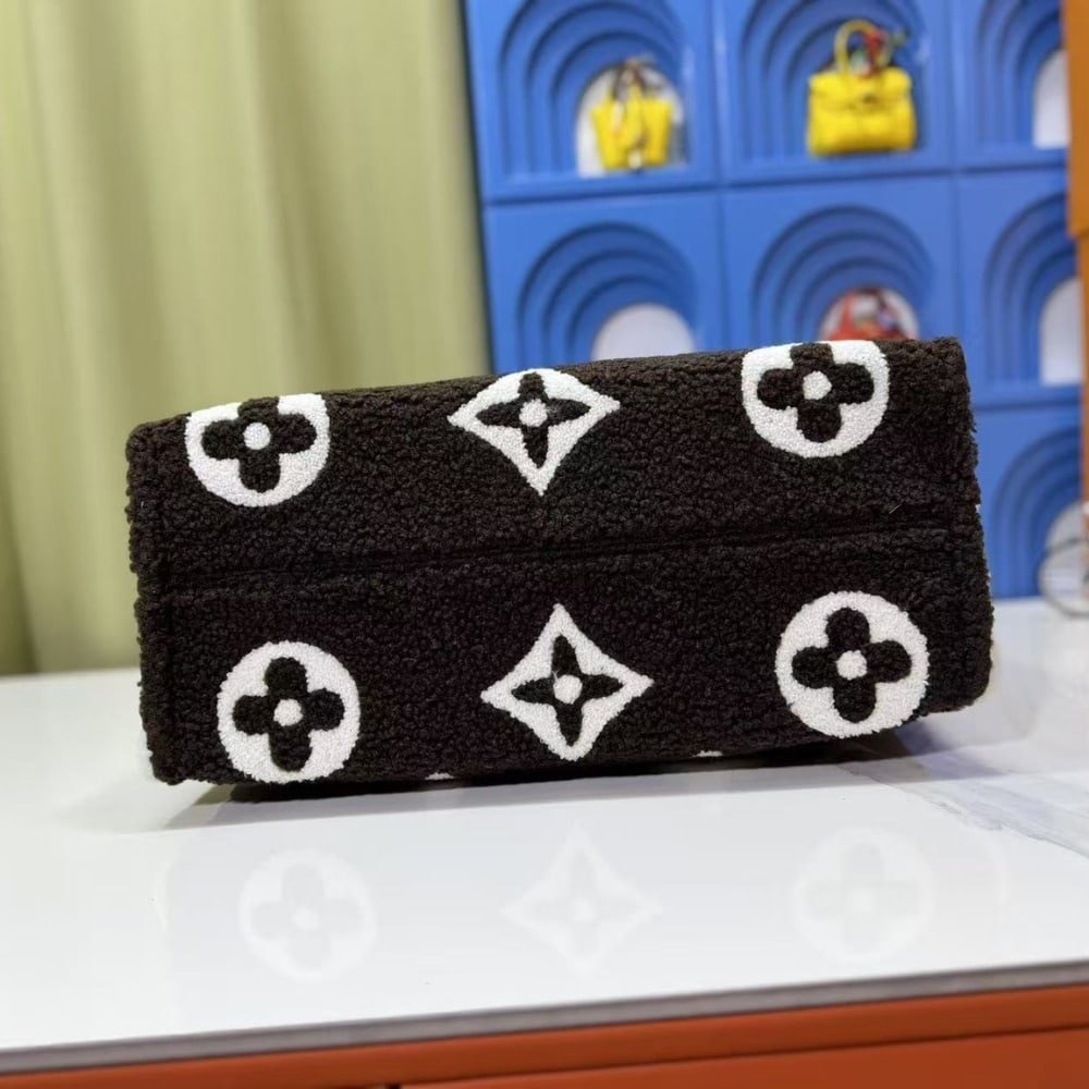 L0vis Vvtt0n Onthego GM Monogram Teddy Fleece Black White 40Cm M55420