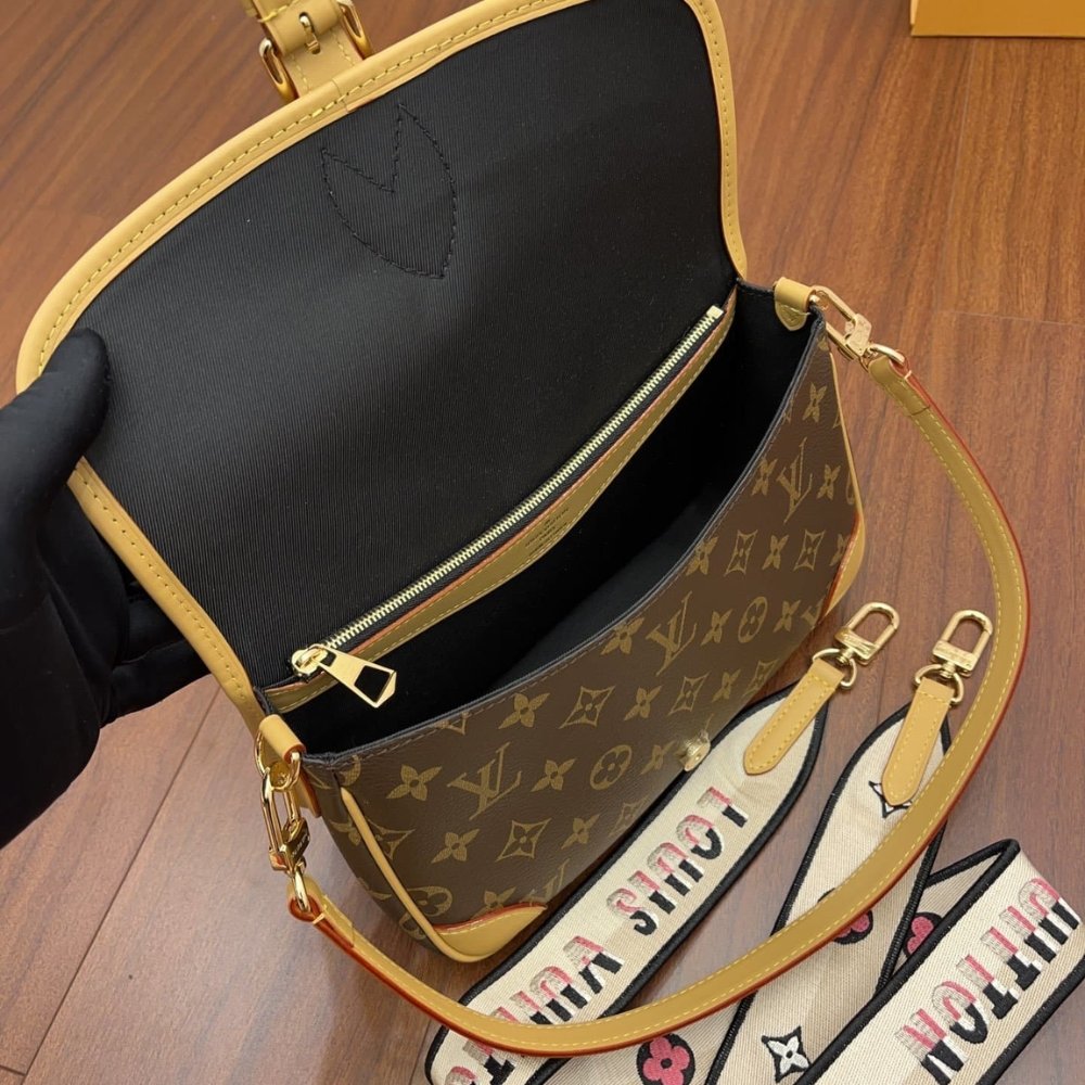 L0vis Vvtt0n Diane Monogram Canvas Black 24Cm M45985