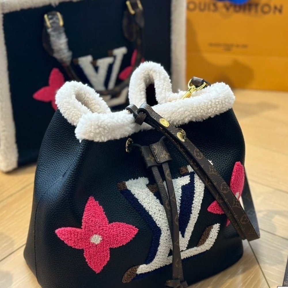 L0vis Vvtt0n Neonoe Mm Bag Monogram Teddy Shearling Black 26Cm M56963