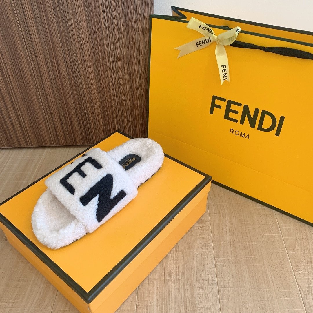 F**di Fleece Black Text Slippers White