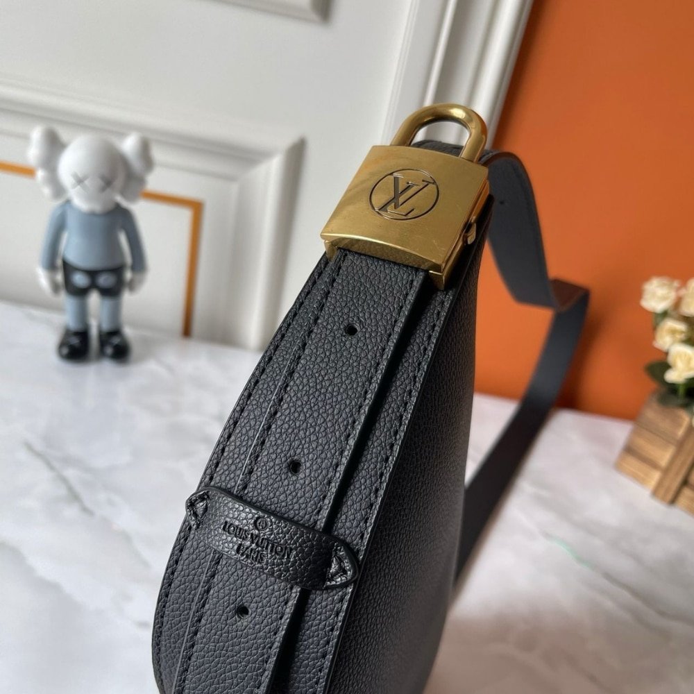 L0vis Vvtt0n Low Key Bumbag Black 28Cm M11429