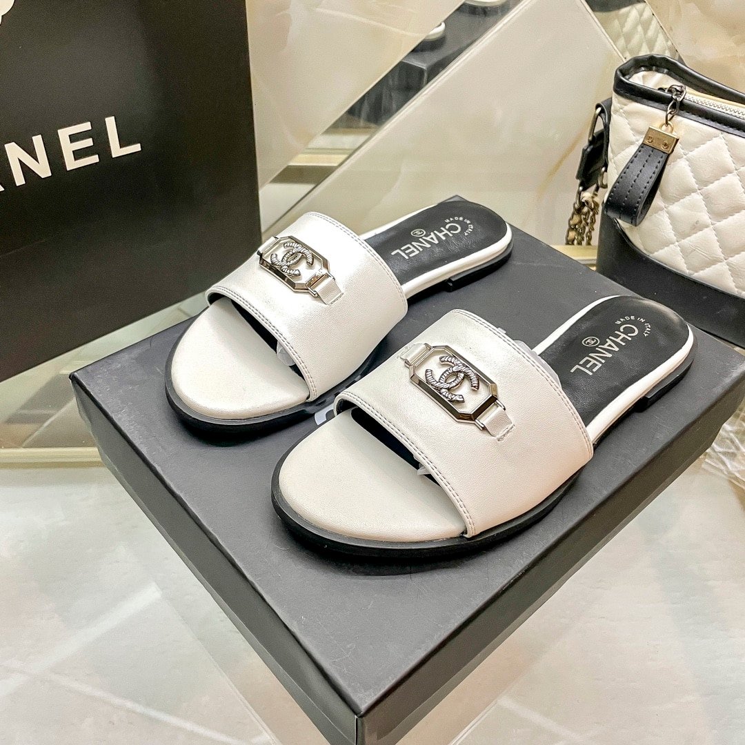 Ch**el Slippers With Cc Silver Hardware White