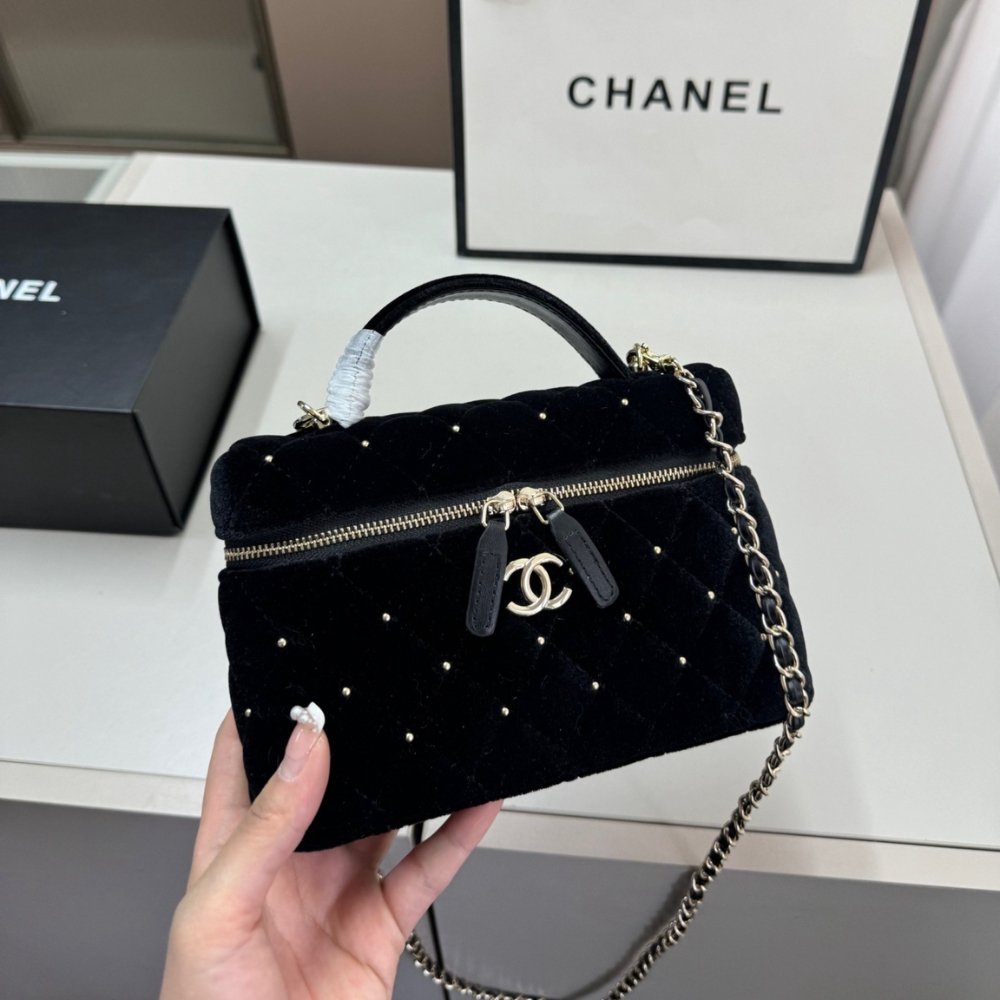 Ch**el Vanity With Chain Velvet Diamante And Gold Tone Metal Black 19Cm Ap4860 B17652 94305