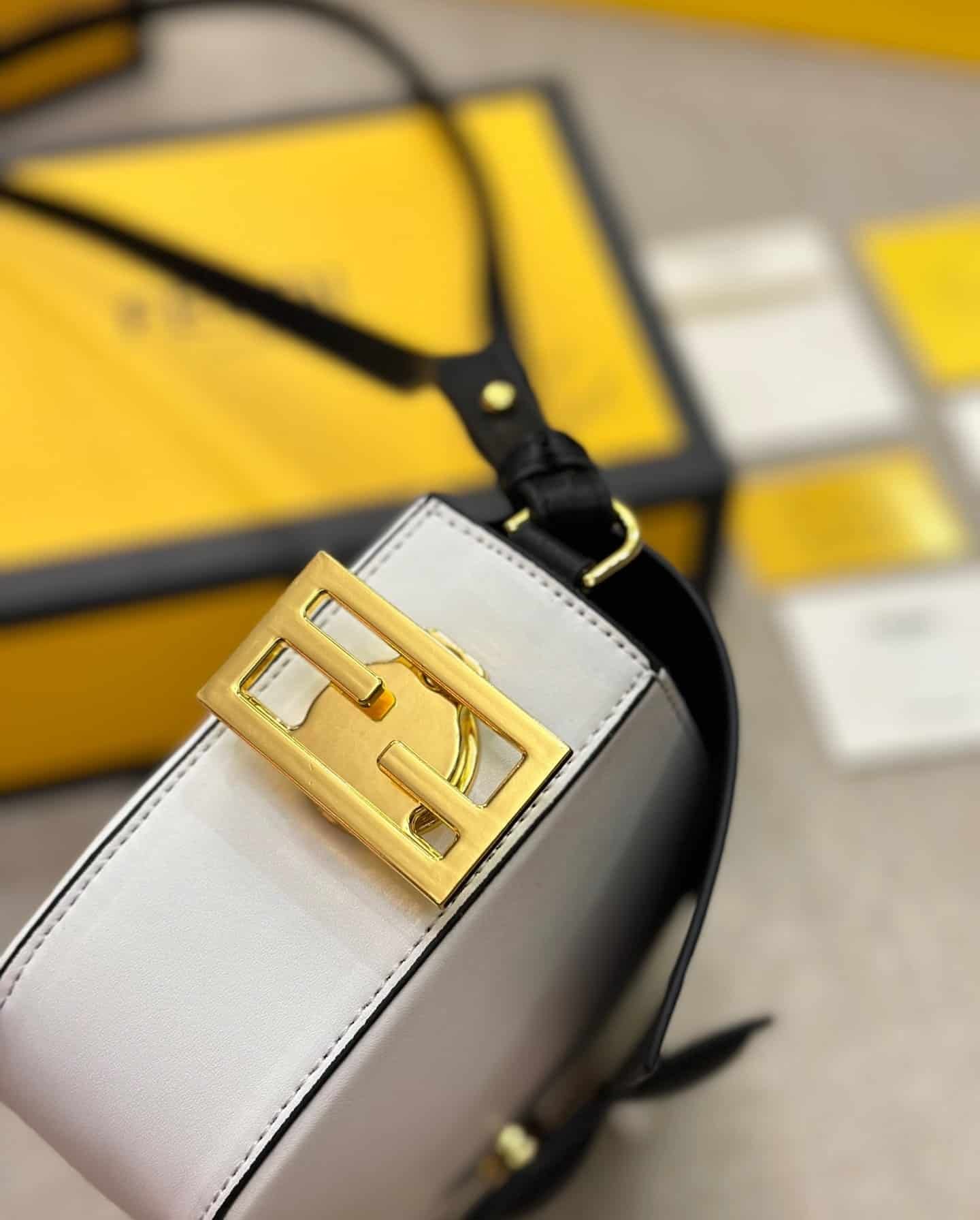 F**di Baguette White And Black Color Block Leather Bag 26Cm 8Br821Apkof1Nz3