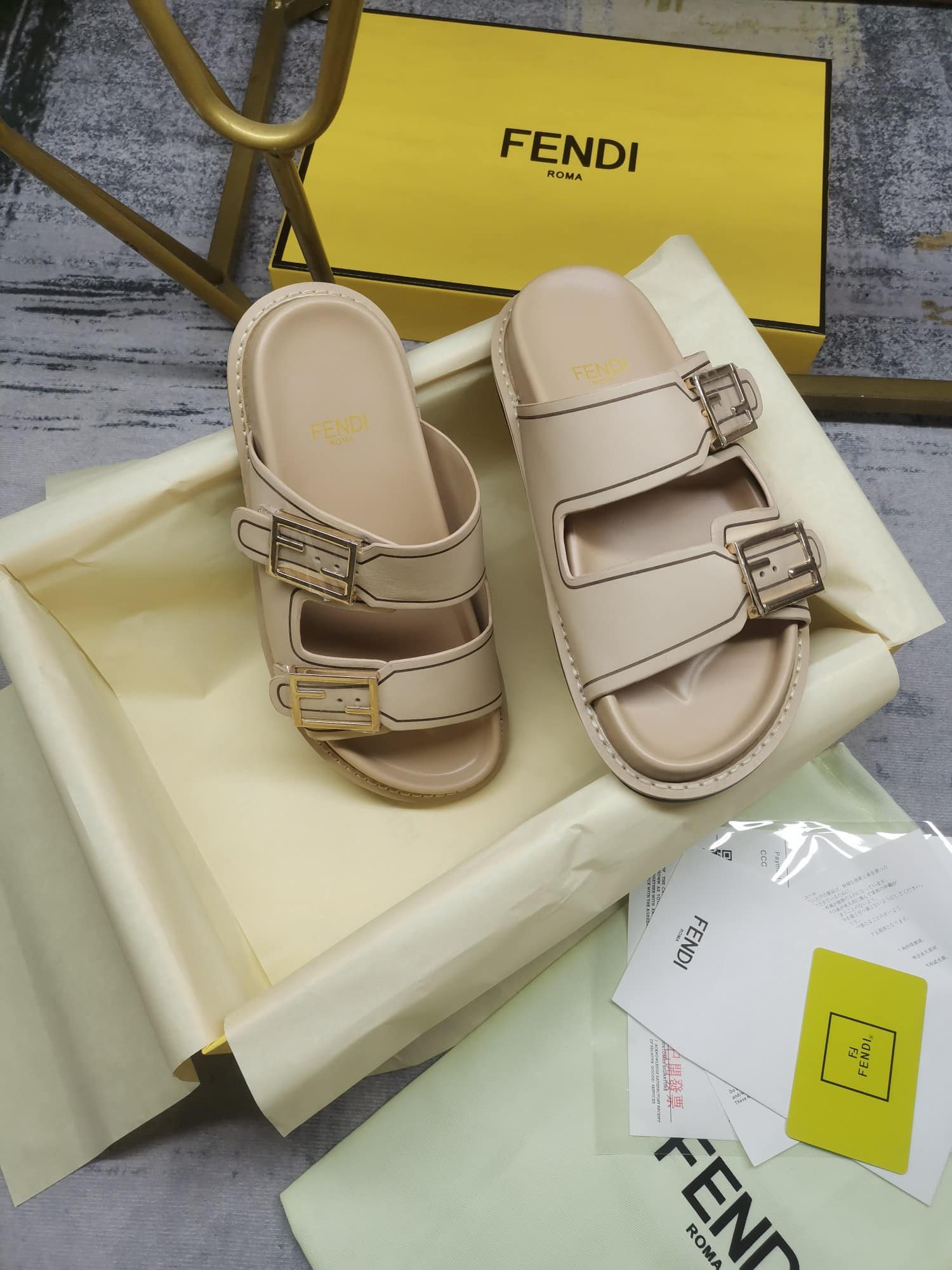 F**di Feel Leather Slides Beige 8X8326Na7F1Kcu