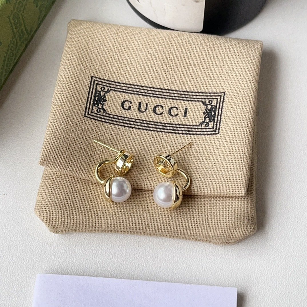 Gvc*1 Blondie Resin Pearl Earrings In Yellow Gold Tone Metal 797497 Jcf27 8062