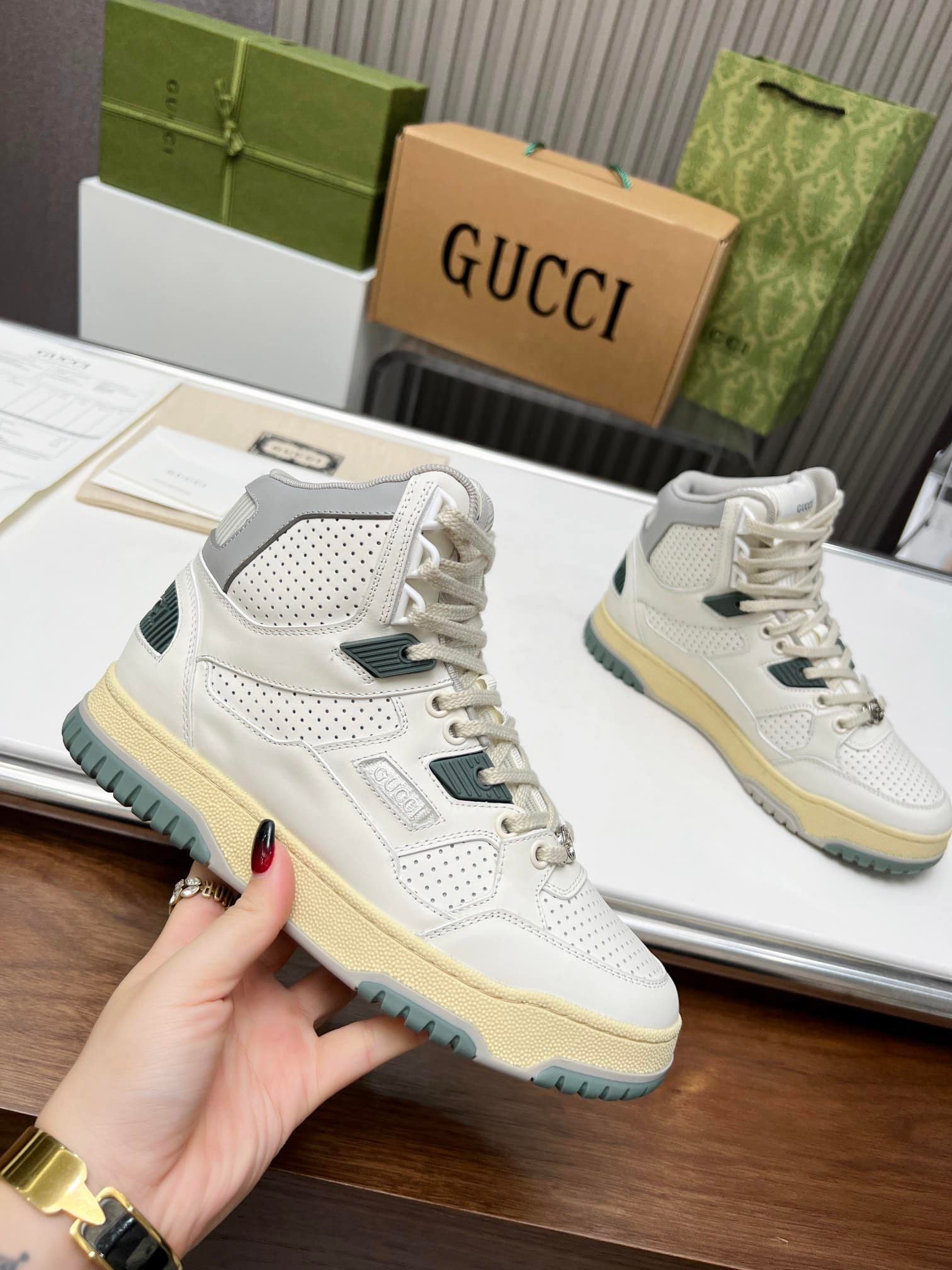 Gvc*1 Women’S High Top Distressed Effect Sneaker White 765437 Aacv6 9161
