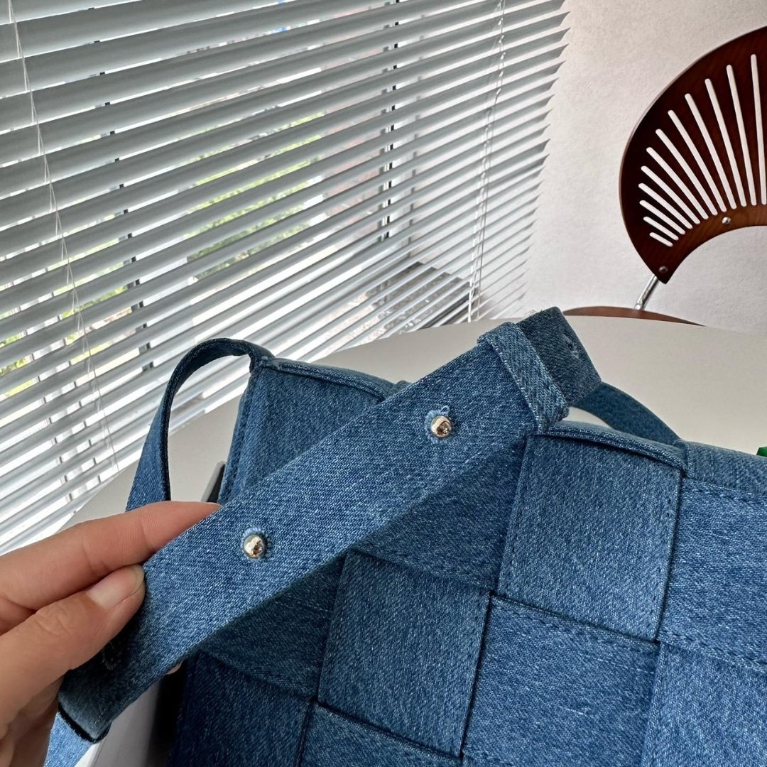 B0tt*ga Ven*ta Cassette Intrecciato Denim Bag Blue 25Cm