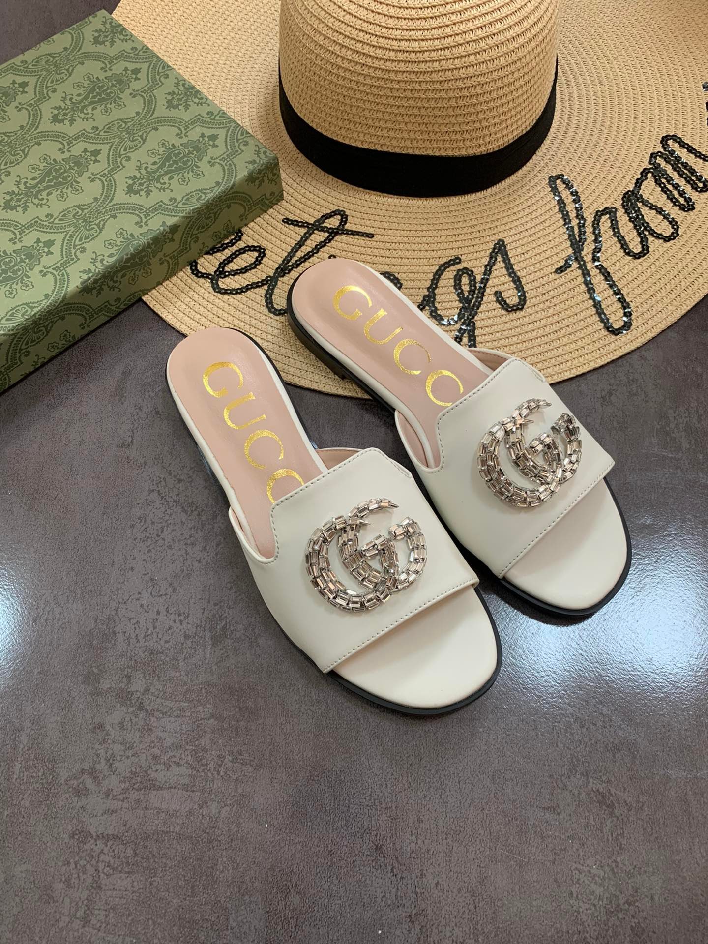 Gvc*1 Double G Slippers Leather Beaded In White