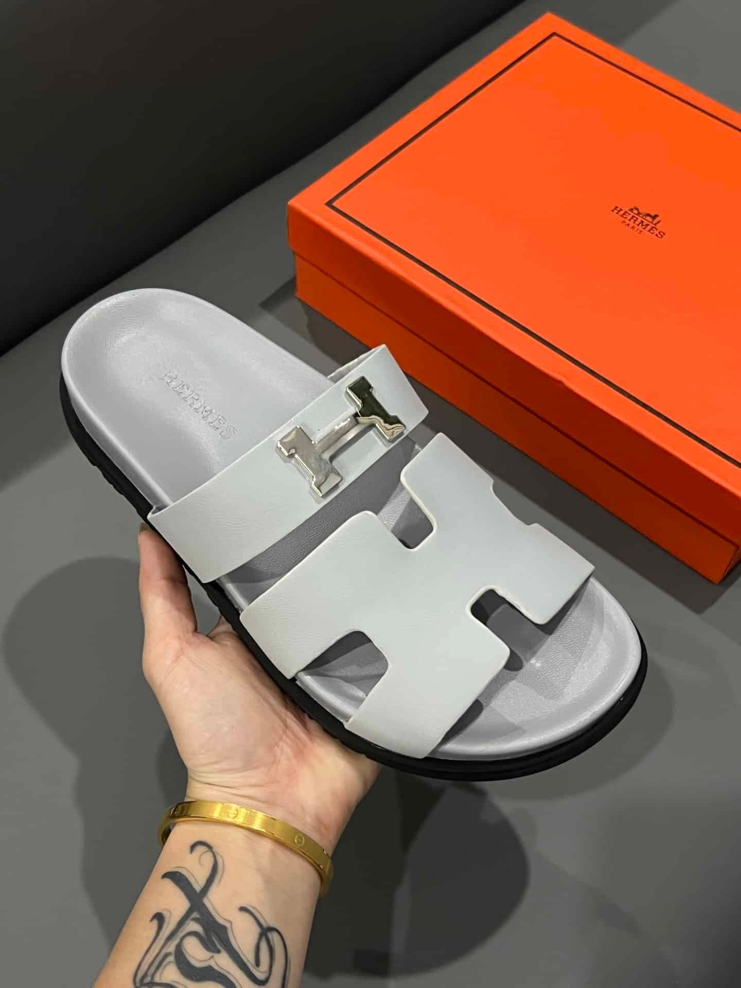 H**me5 Chypre Sandal H Logo Silver Hardware Light Grey