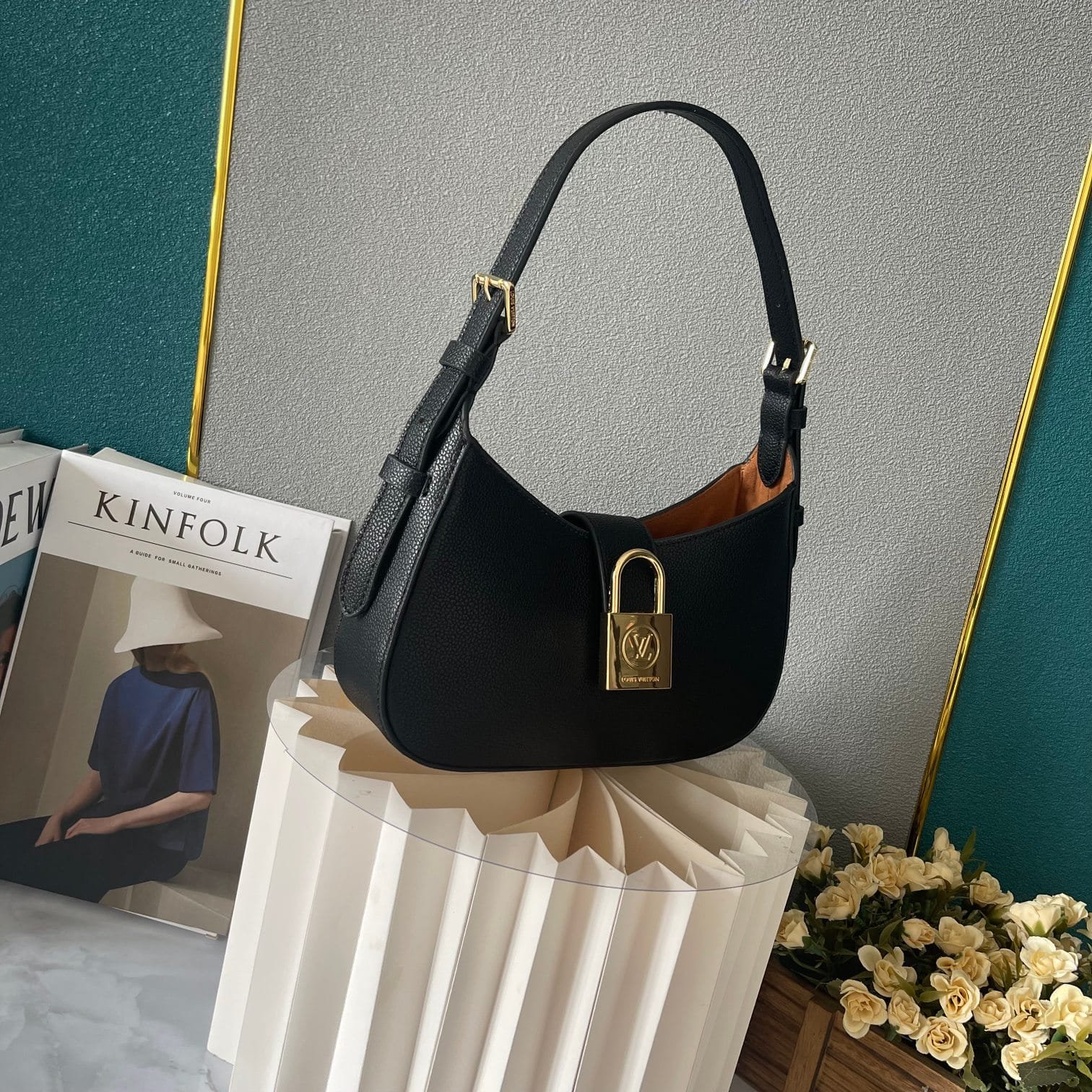 L0vis Vvtt0n Low Key Shoulder Bag Black 25Cm M24611