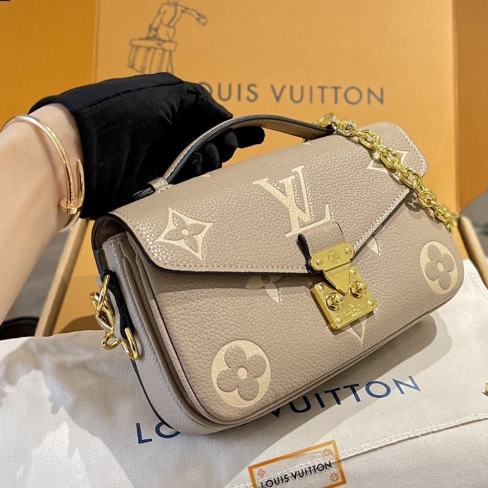 L0vis Vvtt0n Pochette Métis East West Bag Gray Cream 21Cm M23081
