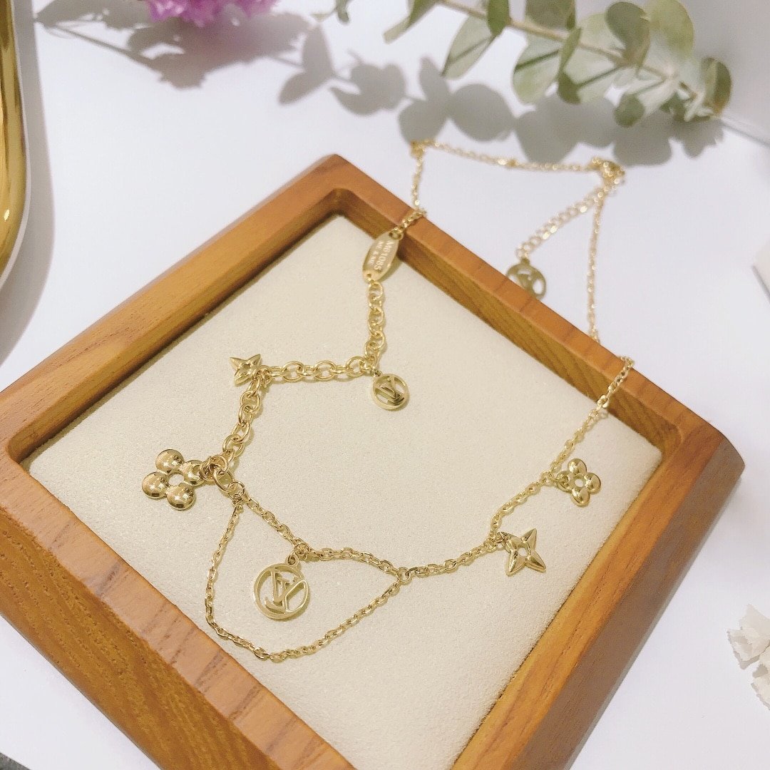 L0vis Vvtt0n Blooming S*pple Necklace Gold M90736