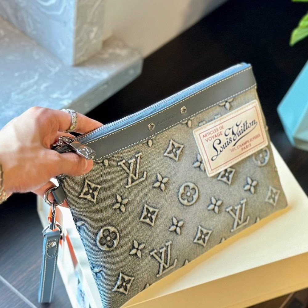 L0vis Vvtt0n Pochette To Go Monogram Washed Denim 27Cm M82313