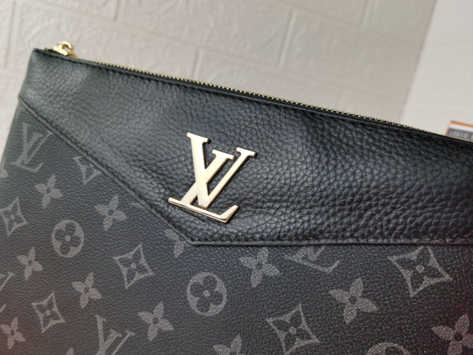 L0vis Vvtt0n Pochette Monogram Canvas Black 27Cm
