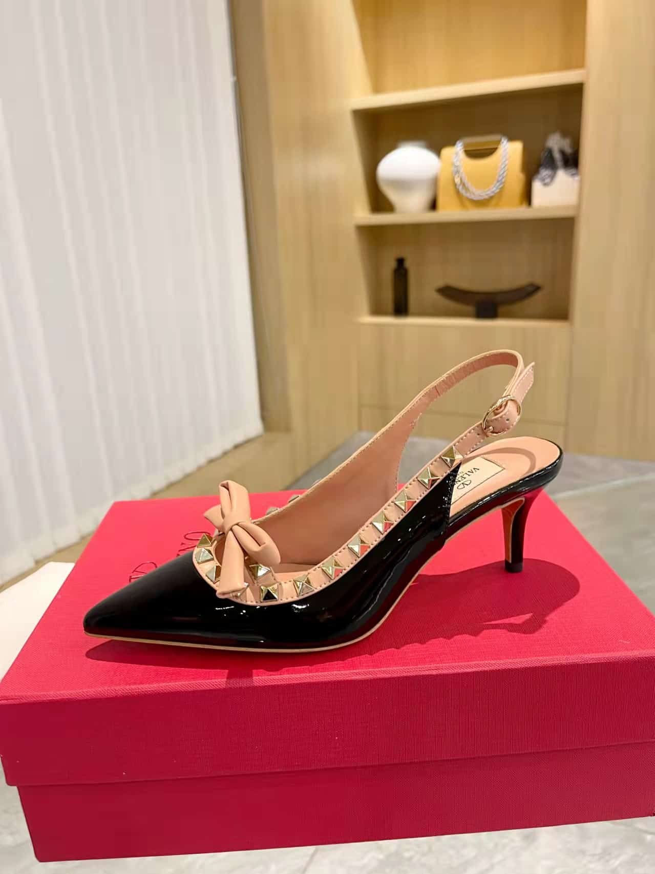 Va1e*ntin0 Rockstud Bow Slingback Pump In Patent Leather With Matching Studs Beige And Black