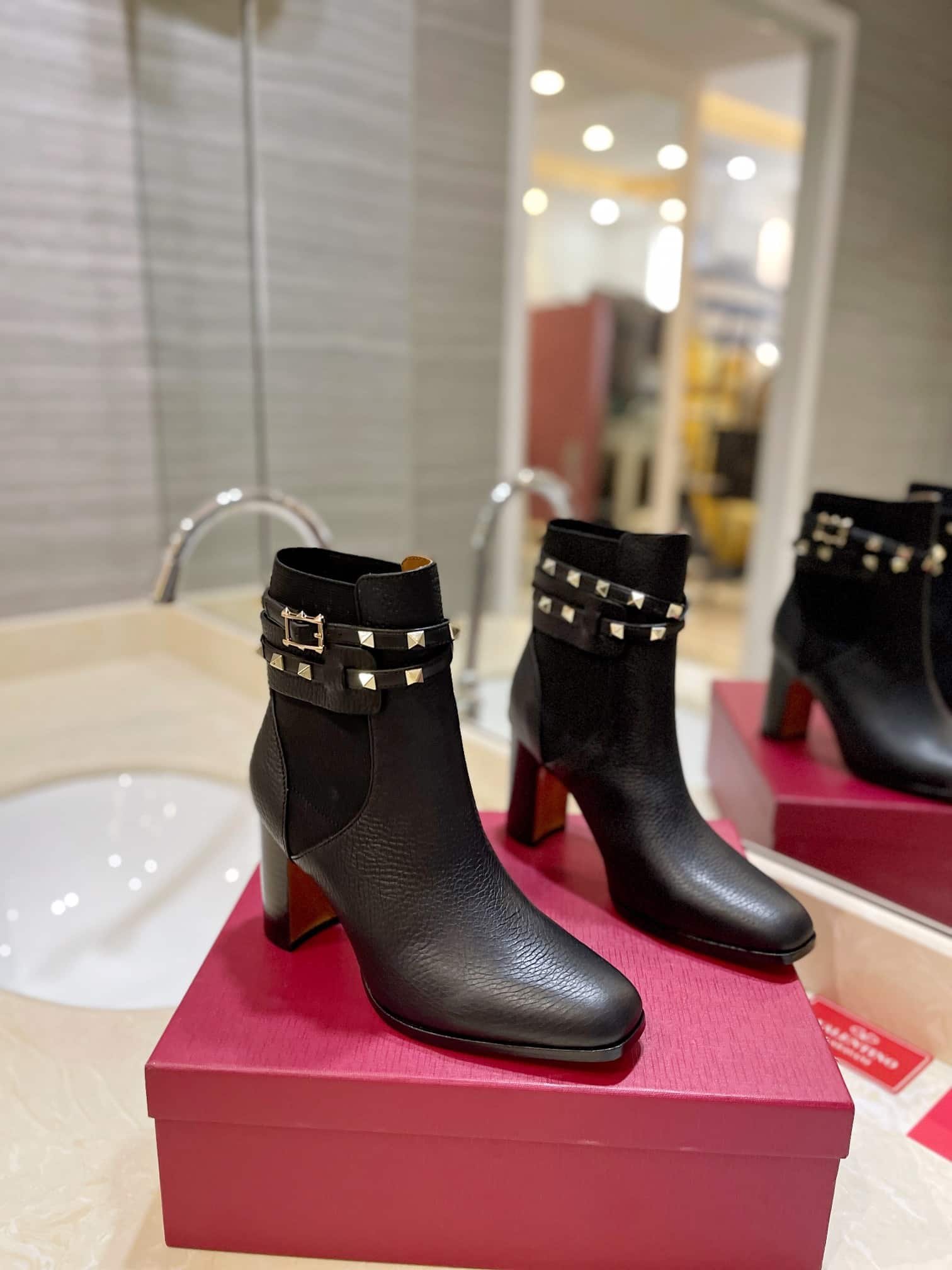 Va1e*ntin0 Garavani Rockstud Grainy Calfskin Ankle Boot Black 3W2S0P62Vce 0No