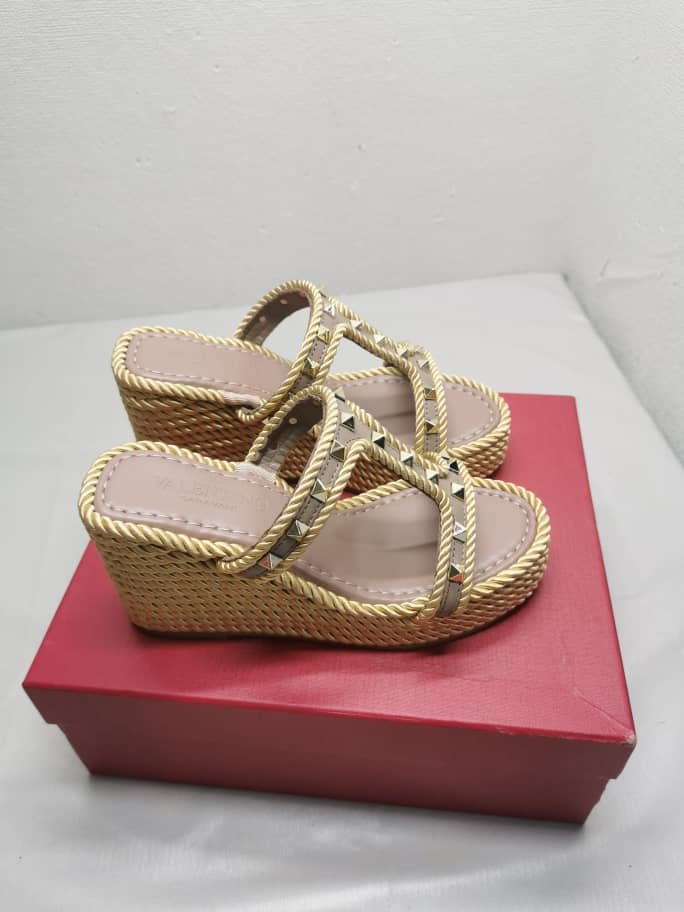 Va1e*ntin0 Rockstud Wedge In Calfskin Beige