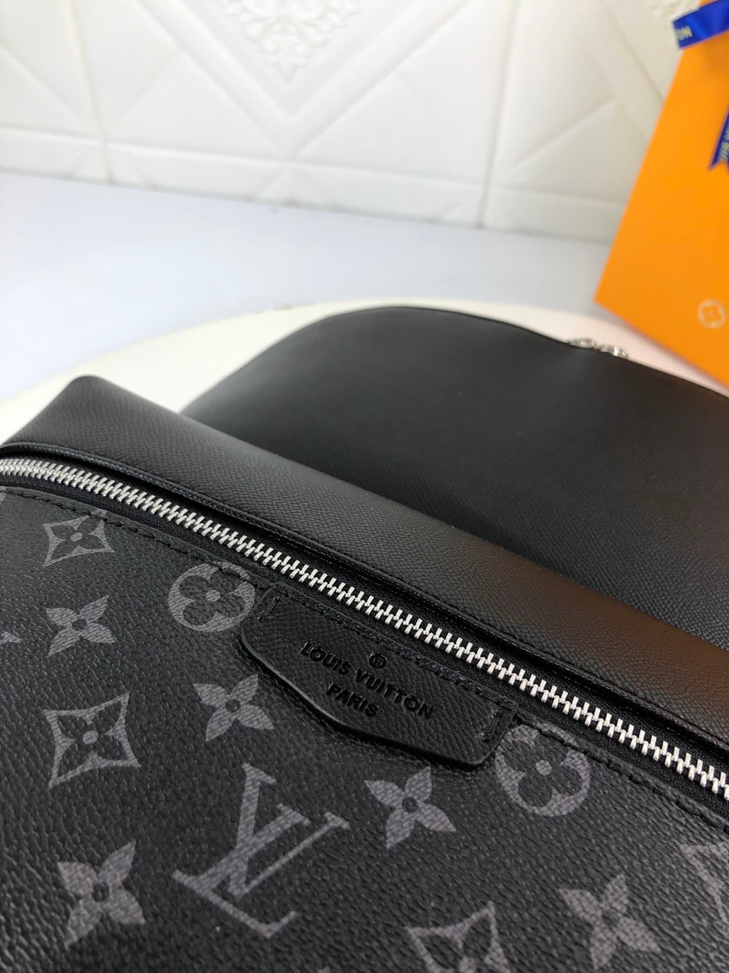L0vis Vvtt0n Discovery Backpack PM Black 40Cm M30230